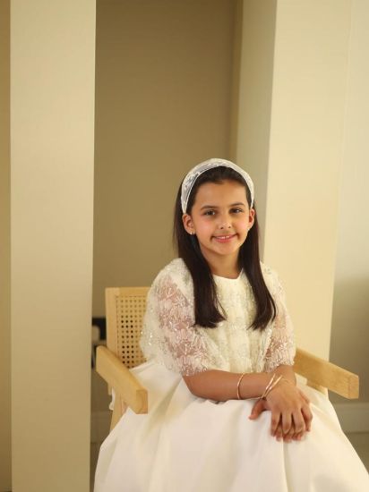 صورة فستان سهرة أطلالة ملكية بلمسات اللؤلؤ والدانتيل